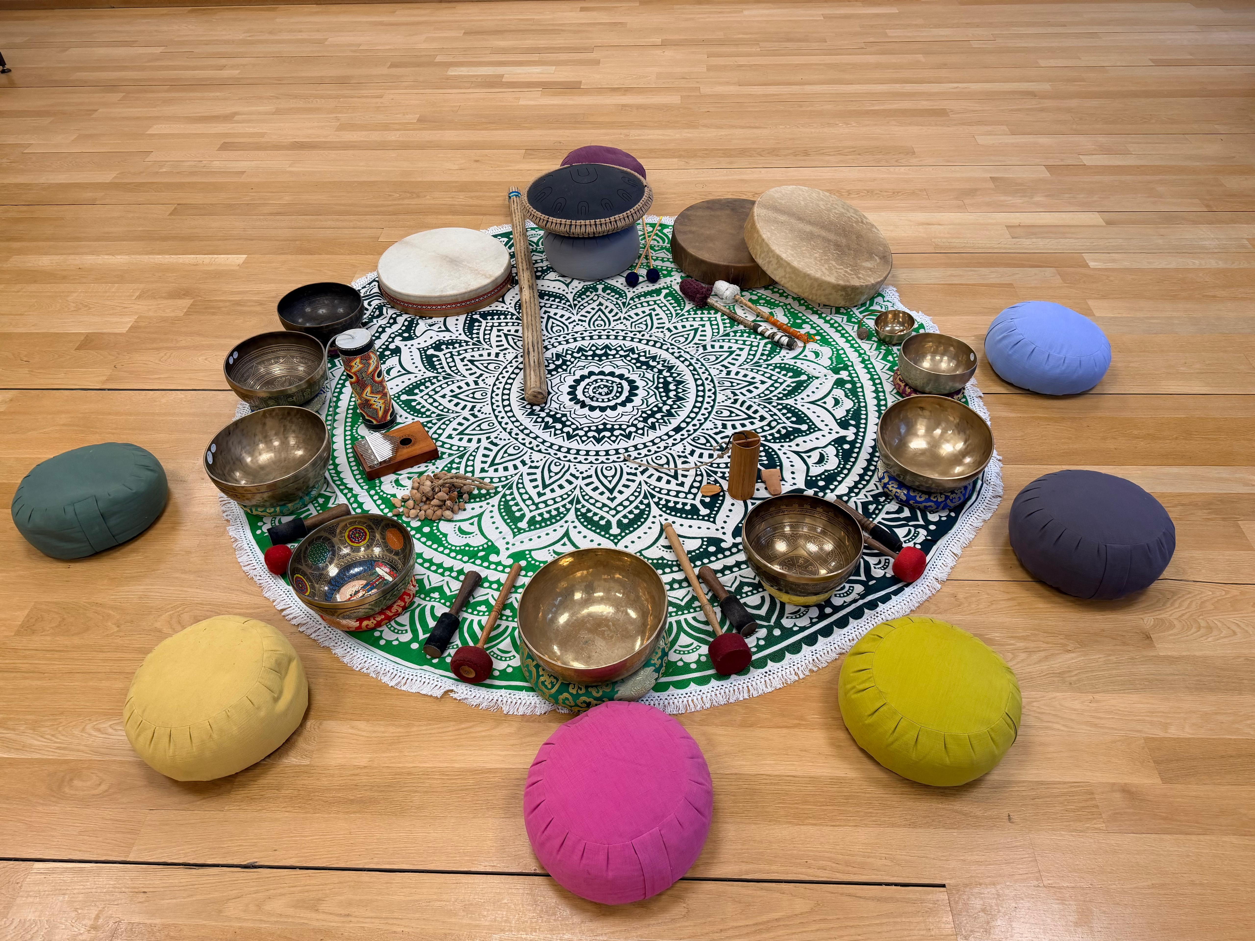 Cercle de bols tibétains chantants disposés en mandala