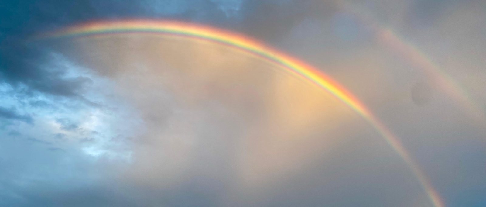 Arc-en-ciel au-dessus de la mer — l'image du pont que beaucoup de gardiens d'animaux se représentent