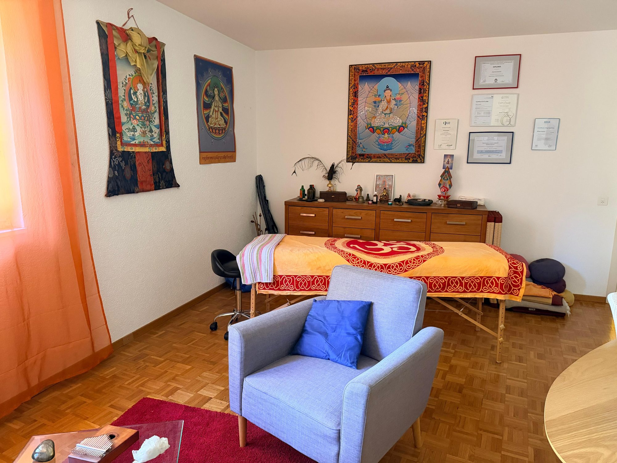 Espace de soin — table de massage et tangkas tibétains, médecine intégrée au Centre Thérapies à Sion